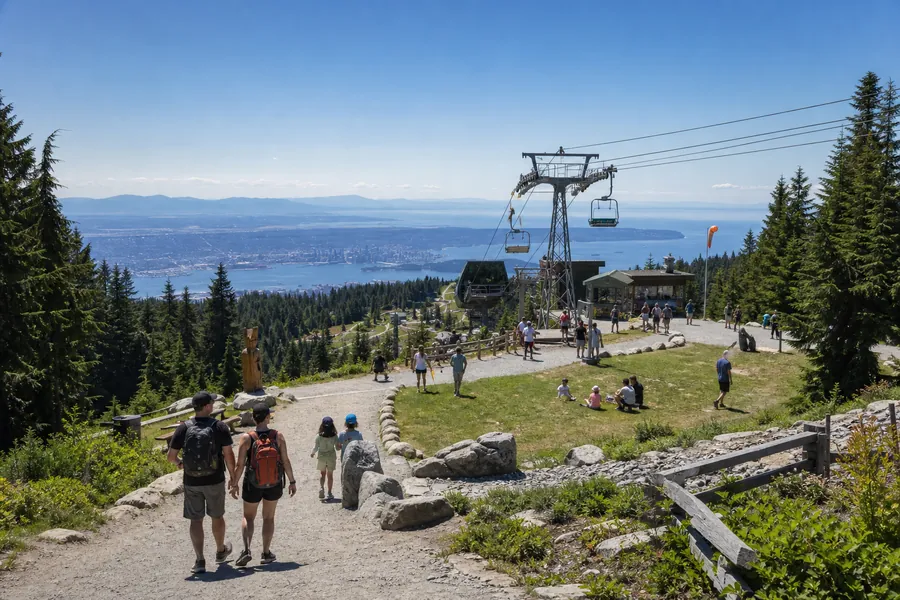Activités saisonnières au sommet de la montagne
