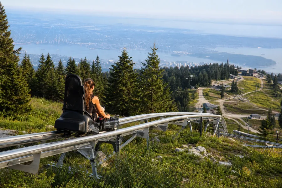 Luge sur rails dévalant les courbes de la montagne