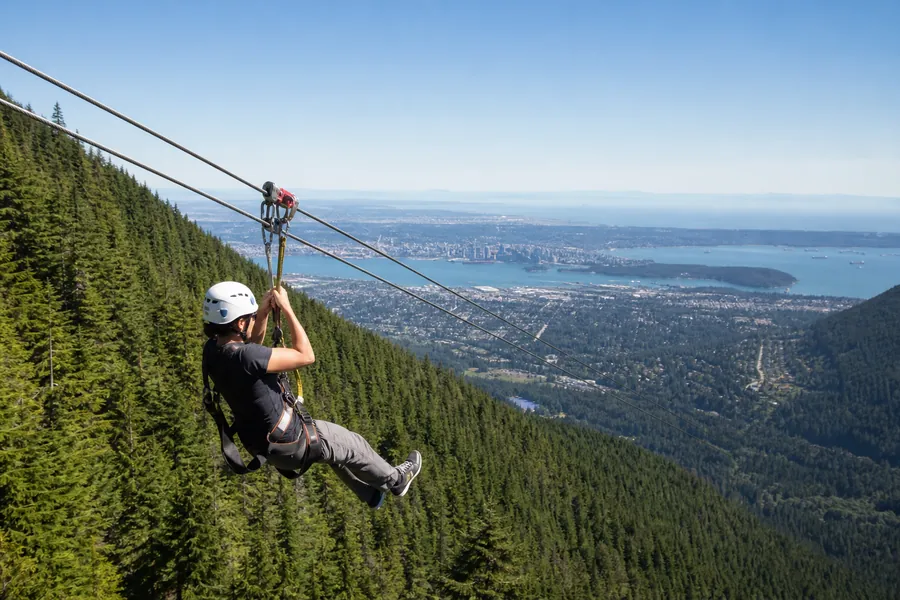 Aventure en tyrolienne dans la montagne