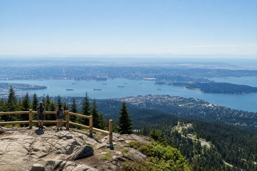 Point de vue panoramique sur Vancouver et l’océan