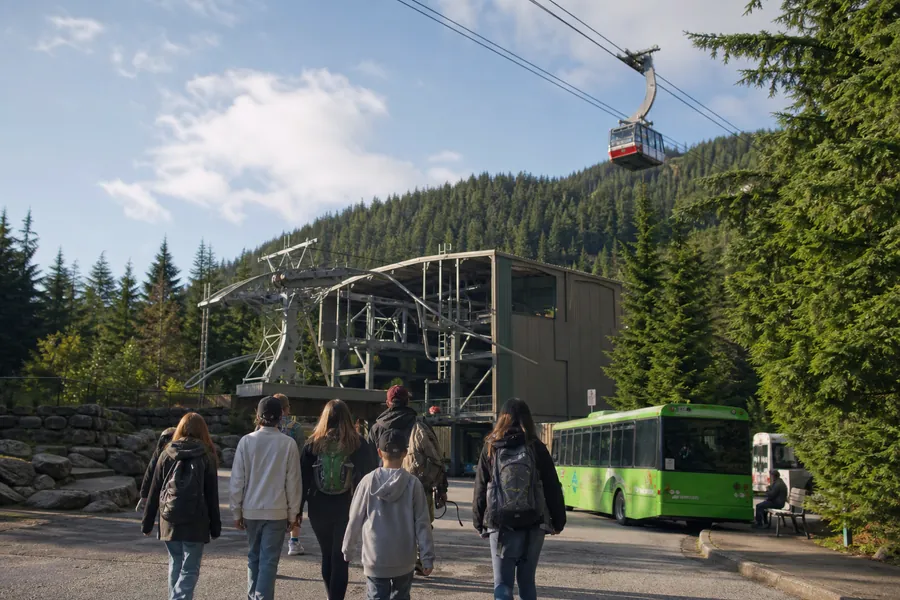 Visiteurs arrivant à la base de la montagne