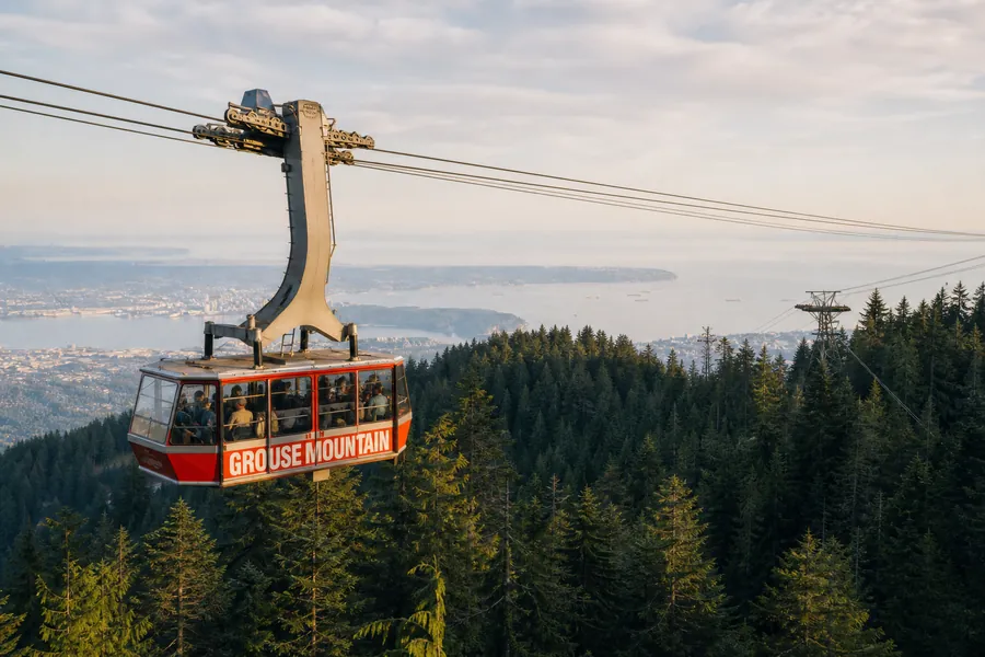 Télécabine se dirigeant vers le sommet de Grouse Mountain